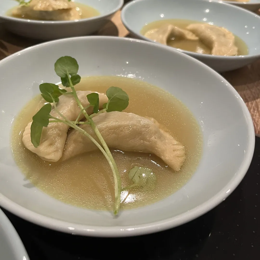 Varenyky med svampesauté i svampeconsommé og grøn fennikeltop.