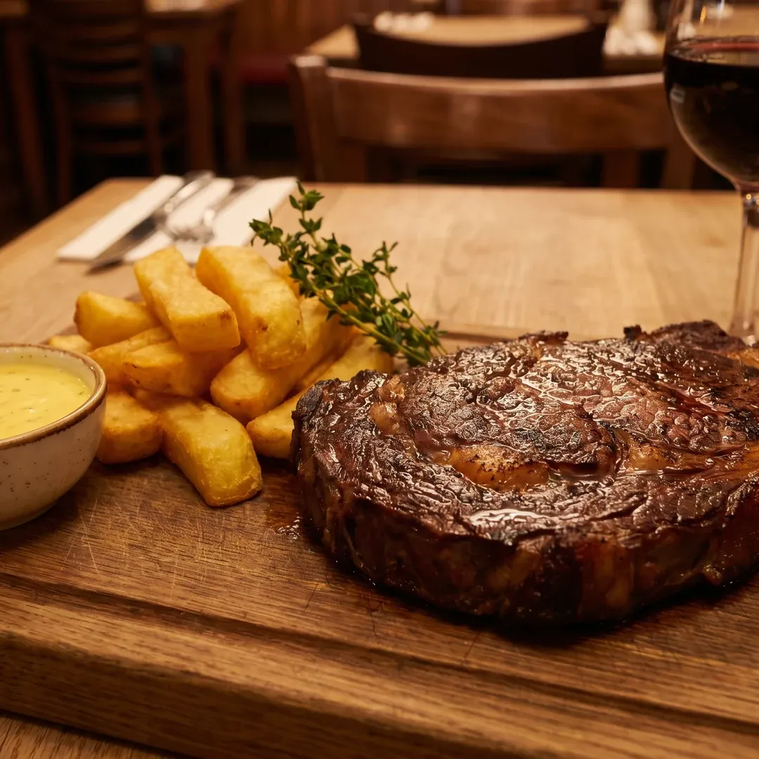 Steak af højreb med homefries og bearnaise.