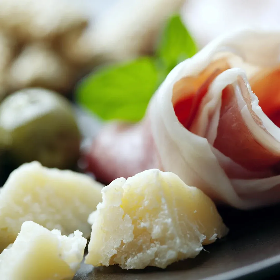 Antipasti med skinke, ost og oliven.