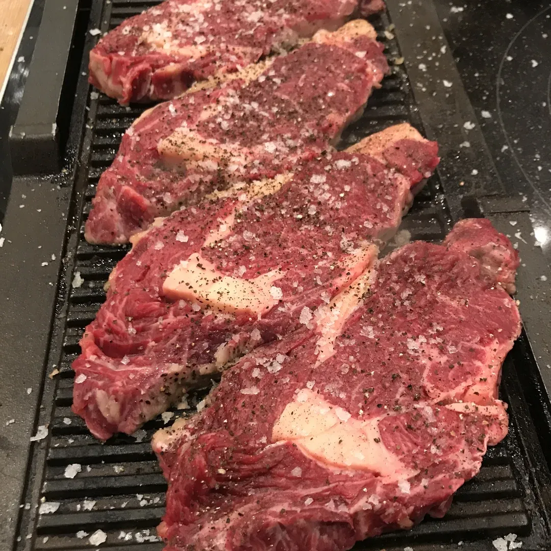 Højreb på grillen med salt og peber før tilberedning.